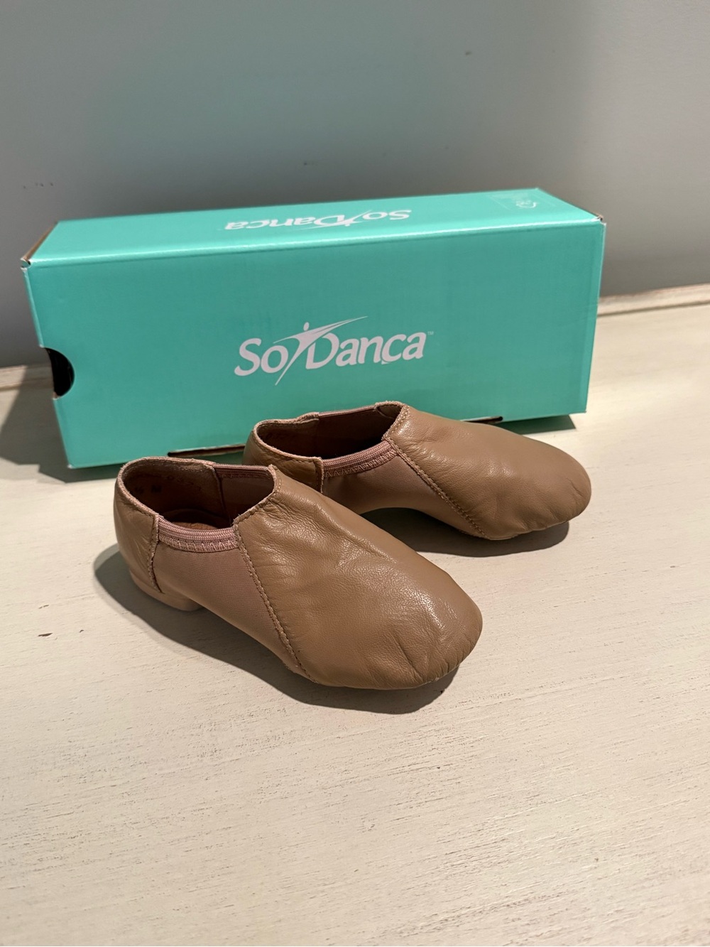 So Danca Caramel Child Slip On Split Sole Leather Jazz Shoe JZ-43. Size 9 1/2